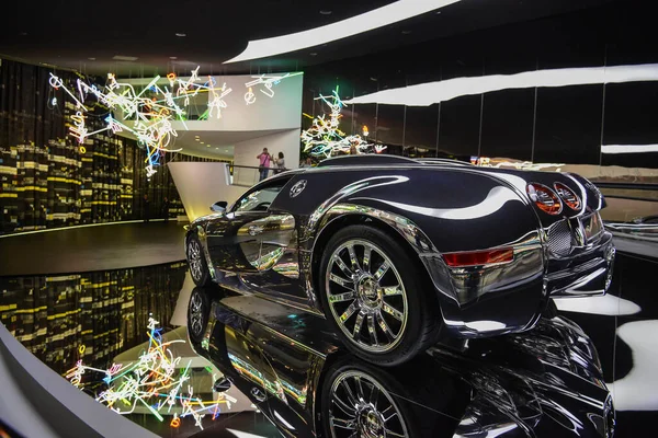 Italienska superbil Bugatti Veyron EB 16.4 på museet för Volkswagen Autostadt.. WOLFSBURG, Tyskland. 19 maj 2016 — Stockfoto
