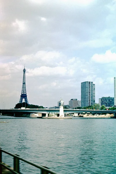 エッフェル塔の眺めと自由の女神への記念碑のコピー。1975年7月、フランス。パリだ。ORWOCHROMスライドフィルム — ストック写真