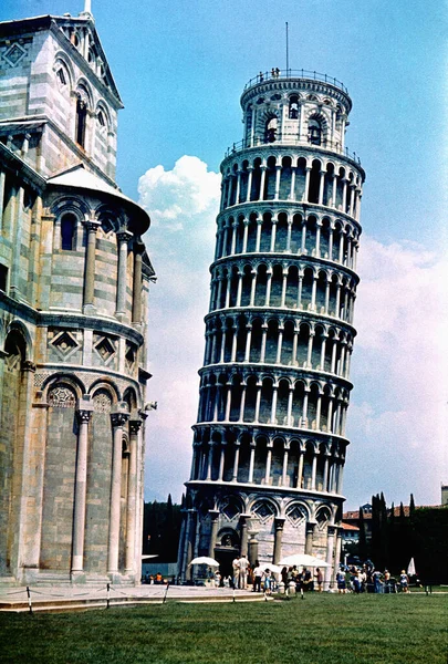 Itália, Pisa. Torre inclinada de Pisa. Julho, 1975 Folha de slides ORWOCHROM — Fotografia de Stock