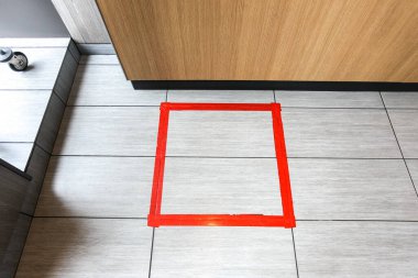 Bir mağazada sosyal mesafeyi korumak için bir kişiyi bulmak için bir yer belirleme