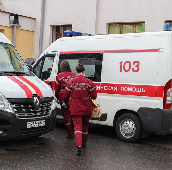 Ambulans doktorları sağlık istasyonunda. — Stok fotoğraf