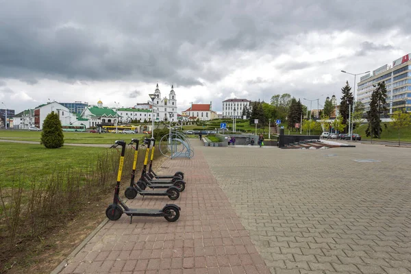 Panorama auf den zentralen Teil der Stadt Minsk Nemiga. Radweg und Fluss Schweiz — Stockfoto