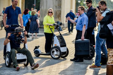 Berlin Almanya 'nın şehir hayatı ve sokakları. BERLİN, GERÇEK - 19 Ağustos 2015