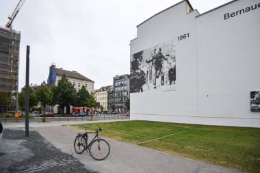 Berlin sokaklarında bisiklet sürmek