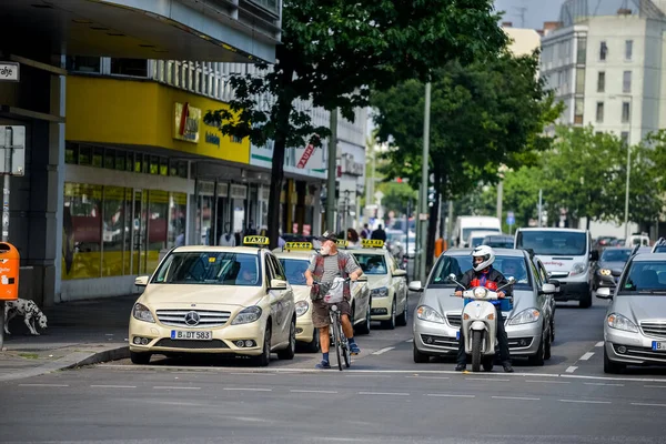 Cycling on the streets of Berlin — Stock Photo, Image