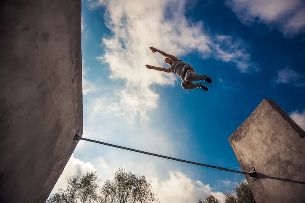 Homem envolvido em parkour jumping — Fotografia de Stock