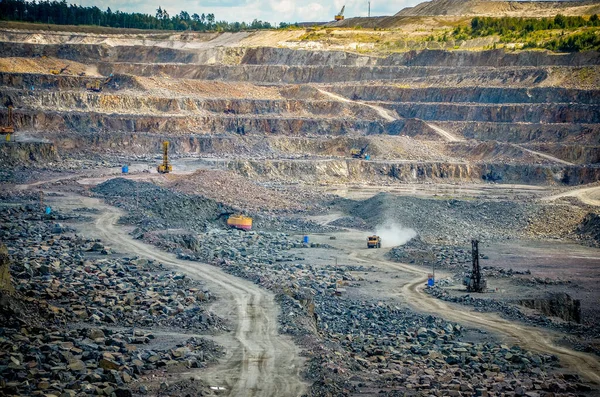 Zhodzina, Białoruś - 16 sierpnia 2013: Wydobycie granitu w kamieniołomie Kamieniołomów Ciężarowych producenta z BelAZ — Zdjęcie stockowe