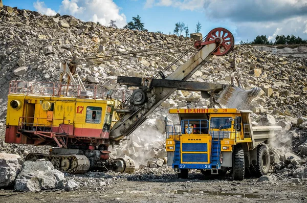 Zhodzina, Białoruś - 16 sierpnia 2013: Wydobycie granitu w kamieniołomie Kamieniołomów Ciężarowych producenta z BelAZ — Zdjęcie stockowe