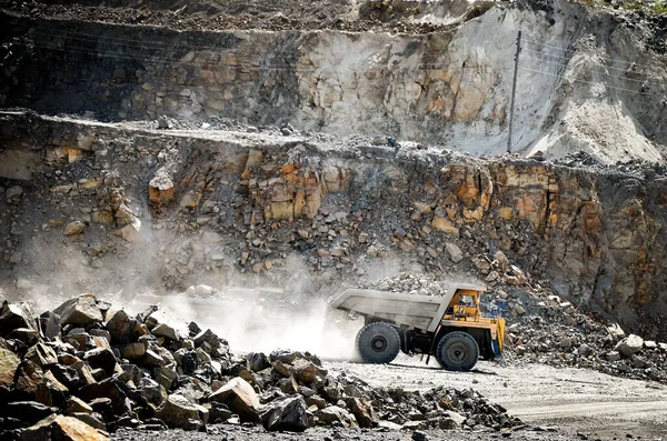 Zhodzina, Białoruś - 16 sierpnia 2013: Wydobycie granitu w kamieniołomie Kamieniołomów Ciężarowych producenta z BelAZ — Zdjęcie stockowe