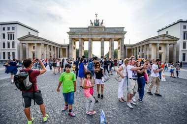 BERLİN, GERMANY - 19 Ağustos 2015 Berlin Brandenburg Kapısı Almanya