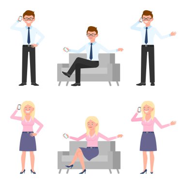 Genç, sevimli, komik erkek ve kadın vektör çizimi. Telefonda konuşmak, akıllı telefon, arama yapmak, sohbet etmek, diyalog kurmak, kanepede oturan ofis elemanı ve beyaz çizgi film karakteri seti.