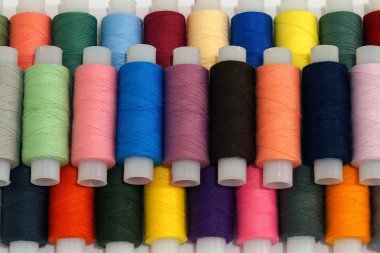 Konu ile çok renkli bobin