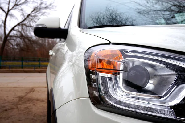 Reflektor biały samochód i boczne — Zdjęcie stockowe