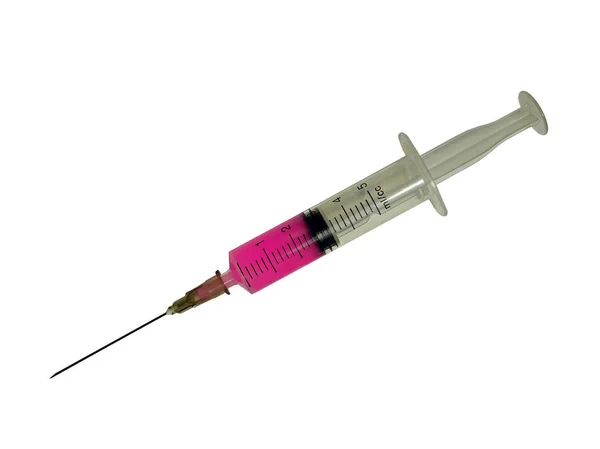 Medizinische Spritze mit scharfer Nadel, rosa Inhalt, isoliert — Stockfoto
