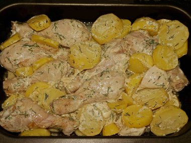 Tavuk ve karanlık bir protvin patates kızartma.