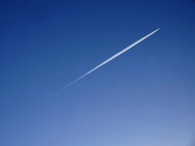 üzerinde mavi gökyüzü uçak uçar