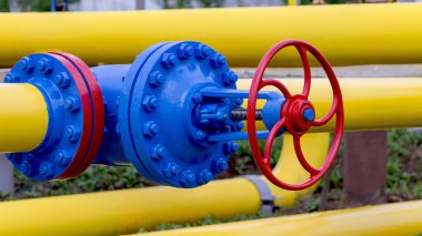 Benzin istasyonundaki gaz boru hattı ve yedek ekipman..
