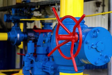 Benzin istasyonundaki gaz boru hattı ve yedek ekipman..