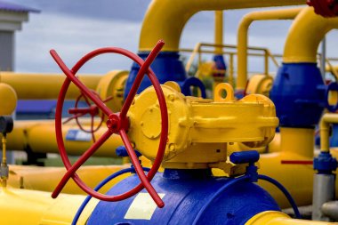 Benzin istasyonundaki gaz boru hattı ve yedek ekipman..