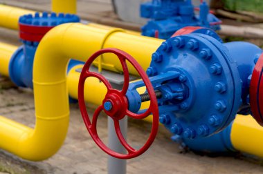 Benzin istasyonundaki gaz boru hattı ve yedek ekipman..