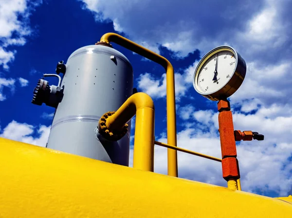 Benzin istasyonundaki gaz boru hattı ve yedek ekipman..
