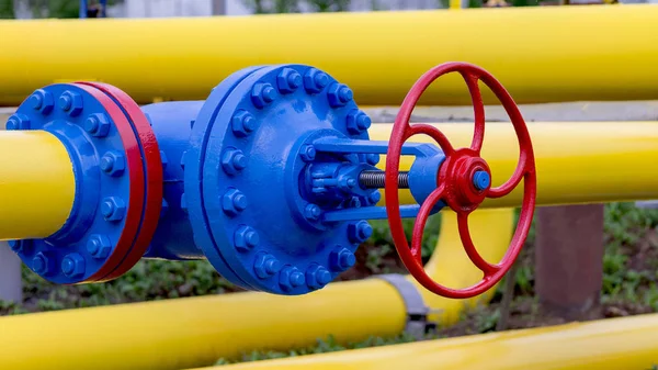 Gas pipeline and auxiliary equipment at the gas pumping station. — Stock Photo, Image