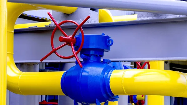Benzin istasyonundaki gaz boru hattı ve yedek ekipman..