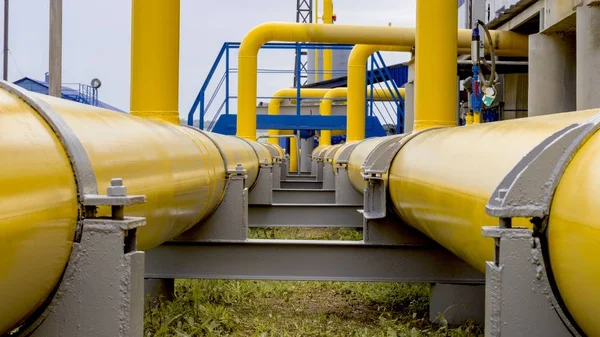 Gasoduto e equipamento auxiliar no posto de bombagem de gás . — Fotografia de Stock