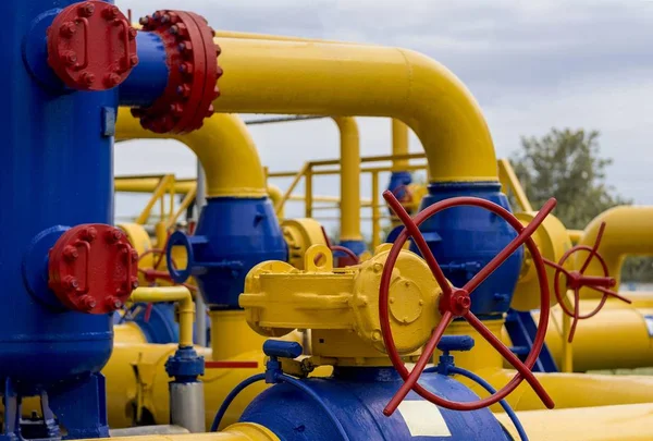 Benzin istasyonundaki gaz boru hattı ve yedek ekipman..
