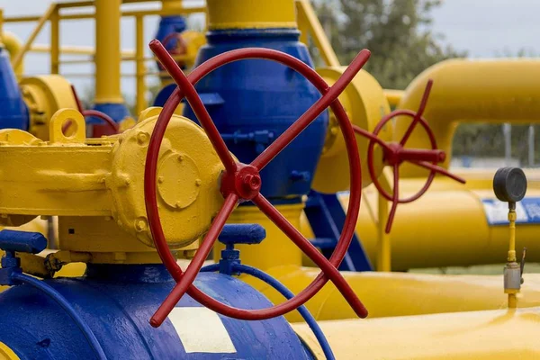 Gázvezeték és segédberendezések a gázszivattyú-állomáson. — Stock Fotó