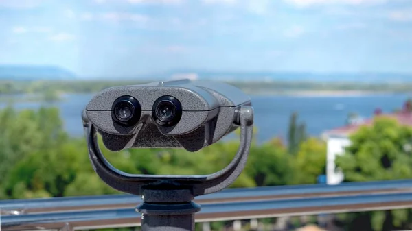 Binocolo fisso per osservare il paesaggio. Binocolo sul ponte di osservazione su corrimano lucidi . — Foto Stock