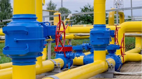 Gazoduc et équipement auxiliaire à la station de pompage du gaz . — Photo