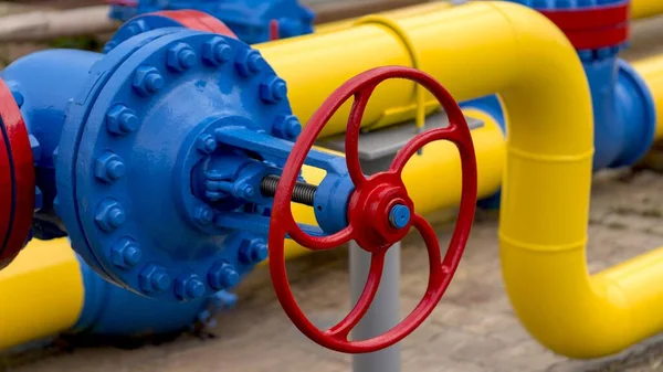 Benzin istasyonundaki gaz boru hattı ve yedek ekipman..