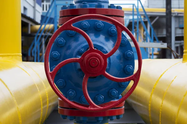 Gasoduto e equipamento auxiliar no posto de bombagem de gás . — Fotografia de Stock