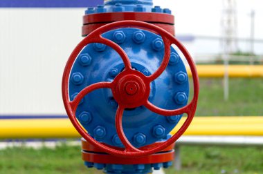 Benzin istasyonundaki gaz boru hattı ve yedek ekipman..