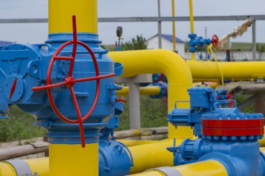 Benzin istasyonundaki gaz boru hattı ve yedek ekipman..