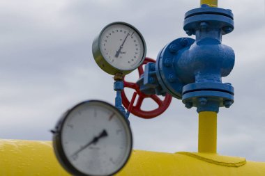 Benzin istasyonundaki gaz boru hattı ve yedek ekipman..