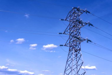 Yüksek voltajlı elektrik hattının metal direği.