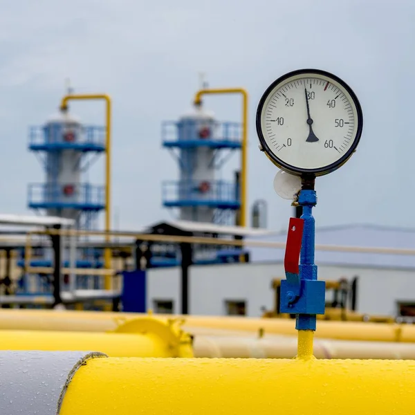 Gasoduto e equipamento auxiliar no posto de bombagem de gás . — Fotografia de Stock