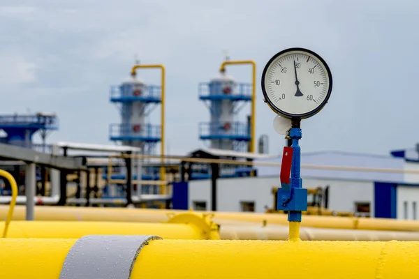 Benzin istasyonundaki gaz boru hattı ve yedek ekipman..