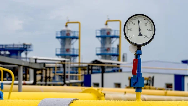 Benzin istasyonundaki gaz boru hattı ve yedek ekipman..