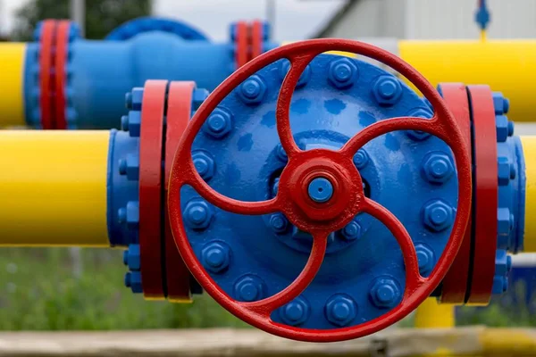 Benzin istasyonundaki gaz boru hattı ve yedek ekipman..