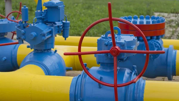 Gas pipeline and auxiliary equipment at the gas pumping station. — Stock Photo, Image