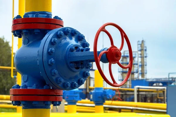 Benzin istasyonundaki gaz boru hattı ve yedek ekipman..