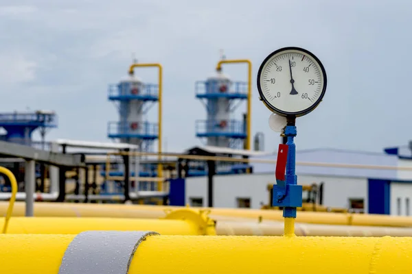 Gasoduto e equipamento auxiliar no posto de bombagem de gás . Fotografia De Stock