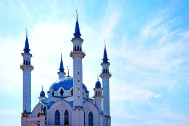 Güzel cami. Din, İslam. Beyaz duvarlar, mavi kubbe, dört hilal minaresi..