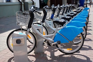 Bisikletler sıraya dizilir. Park etmek, bisiklet kiralamak..