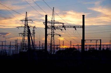 Enerji. Gün batımına karşı yüksek elektriği destekler.