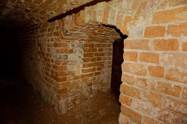 지하 감옥. 지하 통로, 터널, 붉은 벽돌을 쌓아 놓은 아치. — 스톡 사진