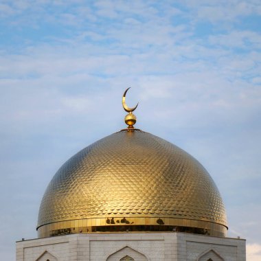 İslam. Cami. Hilal şeklinde büyük altın bir kubbe..